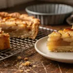 Tarte aux pommes : une couche sur la pâte crue absorbe le jus des fruits et évite un fond mou